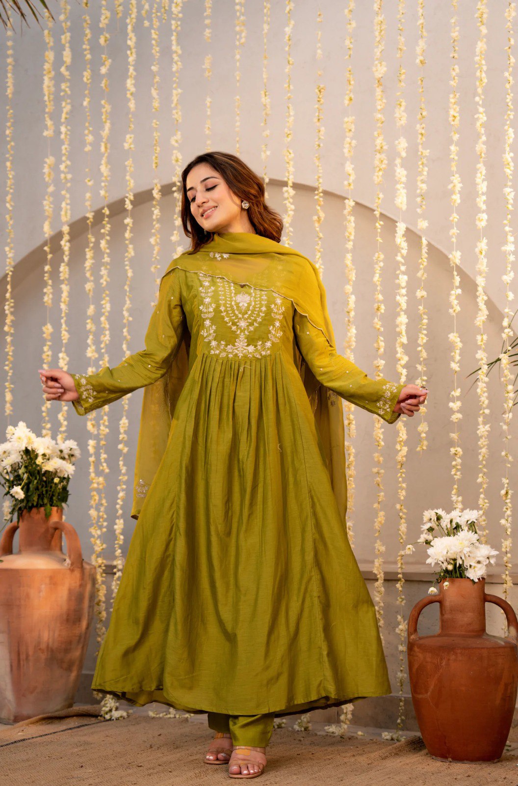 Women Ethnic Motifs Embroidered Thread Work Pure Silk Kurta with Trousers & Dupatta