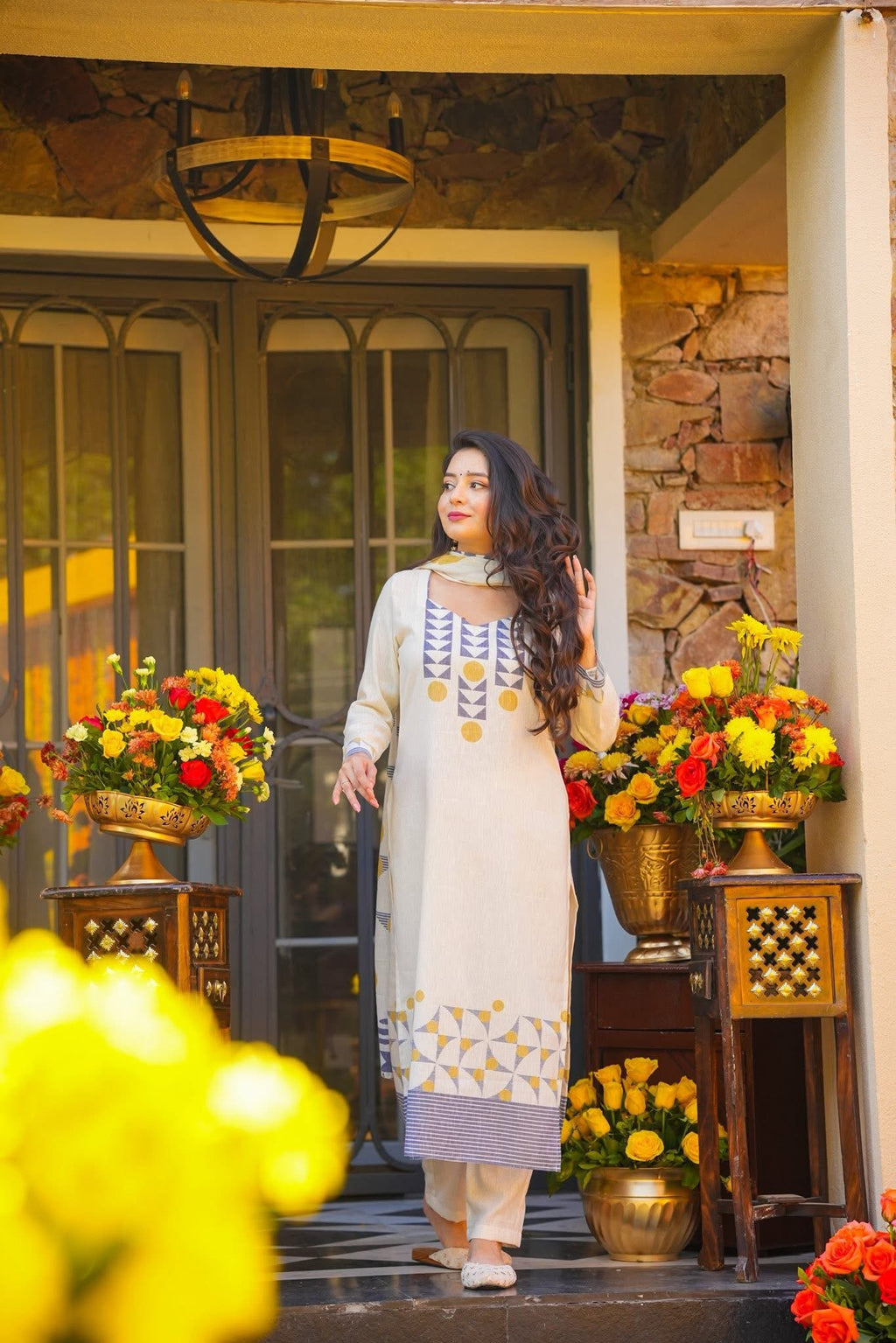 Tanvi Women Printed Regular Kurta with Trousers & With Dupatta